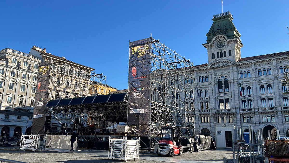 Quasi pronto a #Trieste in #piazza Unità il #palco per lo #spettacolo #musicale di #sanSilvestro, che sarà animato da 3 #deejay <a href="/TgrRaiFVG/">Tgr Rai Friuli Venezia Giulia</a>
