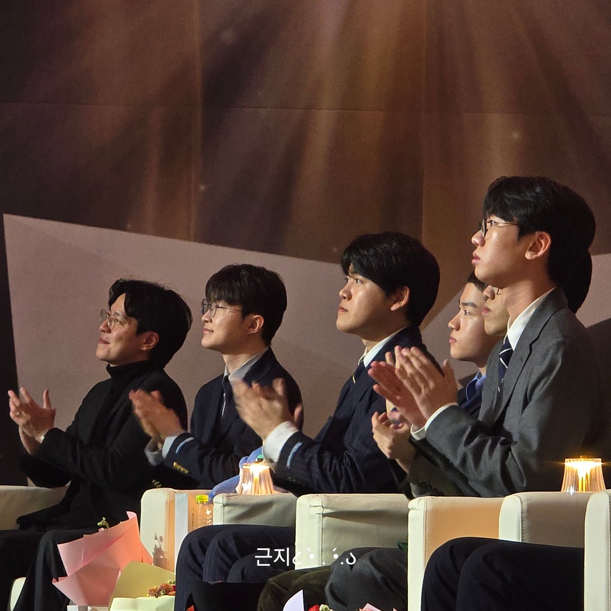 beg0302's tweet photo. 박수치는거 너무 보기좋다,,, https://t.co/mya9OZ79hv