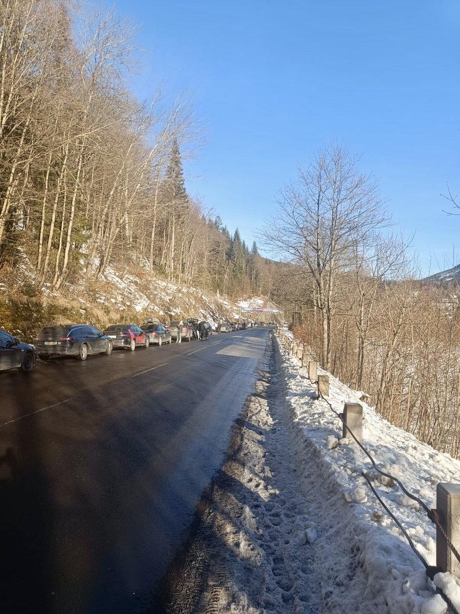 PolicieCZ's tweet photo. Upozorňujeme řidiče motorových vozidel, že veškerá parkovací kapacita ve středisku Špindlerův Mlýn je aktuálně na 100 % zaplněna. Vozidla mířící do střediska již nyní stojí v kolonách. Vyzýváme návštěvniky k využití hromadné dopravy z Vrchlabí. #policiehkk https://t.co/F995C8PmvE