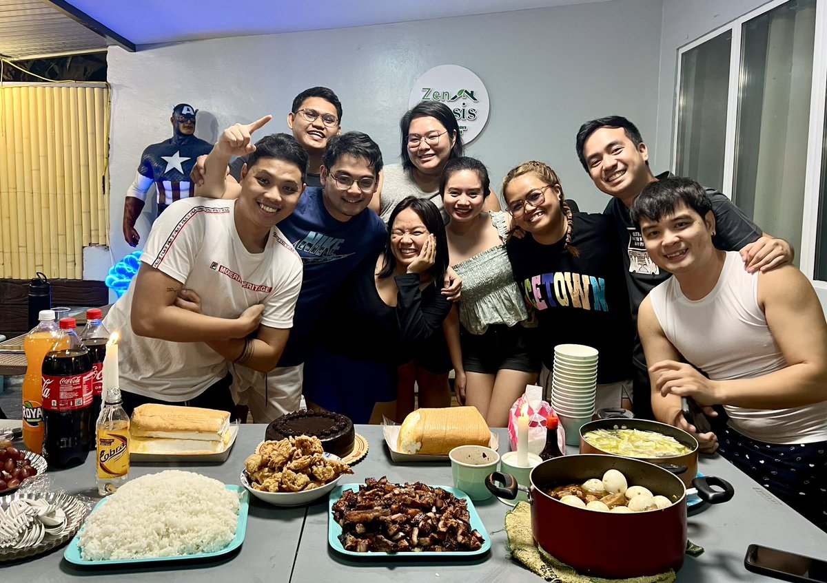 MarkkkAngelo's tweet photo. Annual Year-End Party kasama ang SK family! Parang kailan lang! Salamat sa panibagong taon, Lord! Patuloy Niyo po kami gabayan sa kanya-kanya na namin career at hangarin sa buhay. 🫶🎄❤️
#SKMalanday2018
#KonsiChe #KagawadMDC https://t.co/xr0JcOcEw8