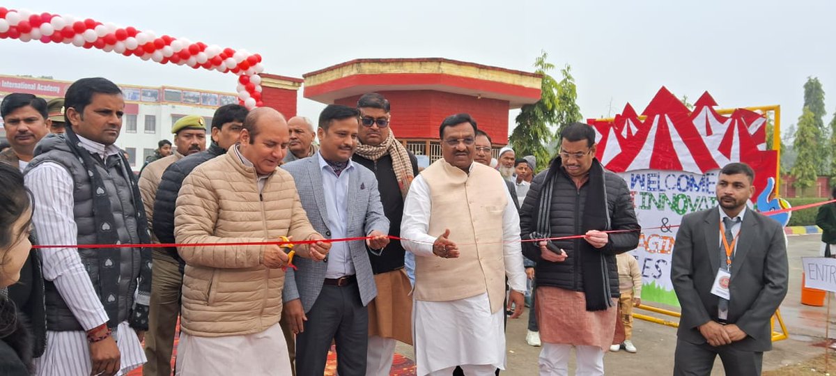 DrDharamSaini's tweet photo. आज सहारनपुर स्थित श्री रूपराम इंटरनेशनल अकादमी में आयोजित कार्यक्रम में मुख्यातिथि के रूप में सम्मिलित होकर कार्यक्रम का फीता काटकर शुभारंभ किया। 

इस अवसर पर चौधरी किरत सिंह जी (विधायक गंगोह), श्री अजय कुमार साहनी जी (DIG सहारनपुर मंडल) https://t.co/uh1oS2LyQS