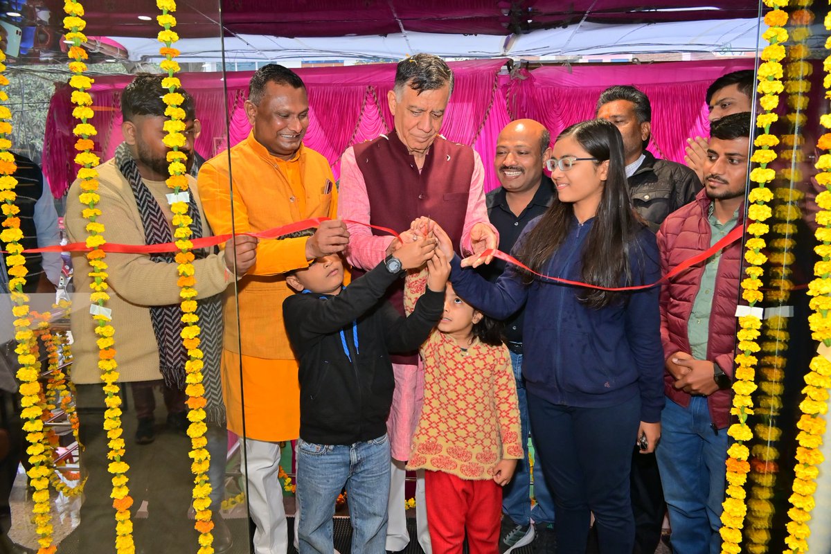 आज जरौली मण्डल के अंतर्गत कर्रही रोड स्थित जॉकी एक्सक्लूसिव स्टोर का उद्घाटन कर अपनी शुभकामनाएं प्रेषित की।