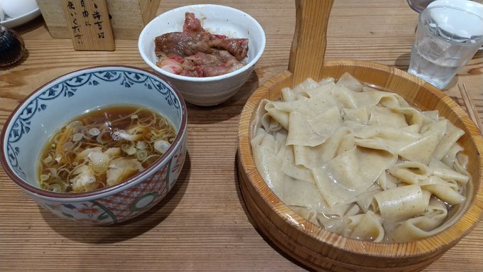 食べてみたかったかね田の幅広つけ麺を食べて来ました😋
結構いい値段したけど幅広麺が食べたかったので満足( '∀`)
すき焼き風の肉丼も美味しかった♪
生卵無料だった 