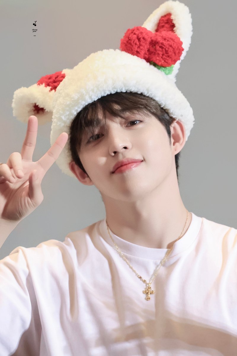 Cherrypick0808's tweet photo. 241229 yzy 

#에스쿱스 #SCOUPS #승철 #최승철 
#세븐틴 #SEVENTEEN 
@pledis_17 https://t.co/T0TStJ5VkH