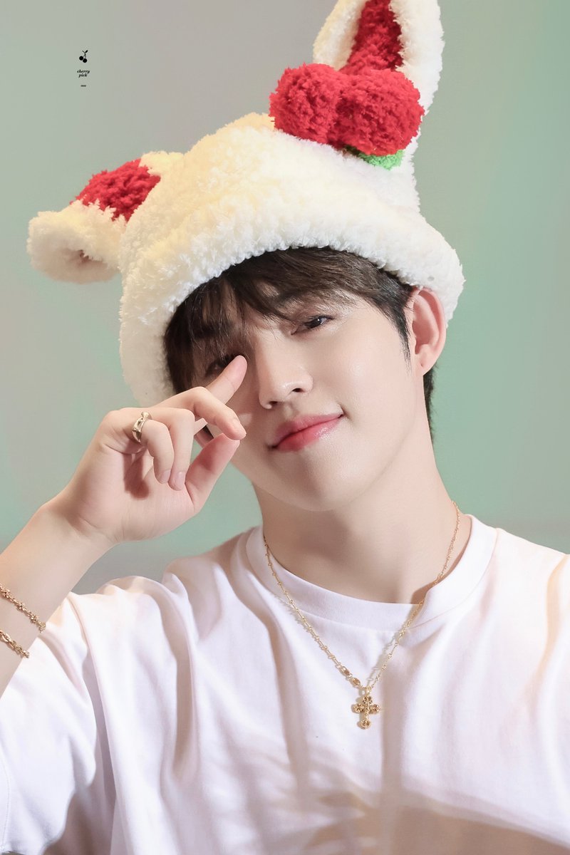 Cherrypick0808's tweet photo. 241229 yzy 

#에스쿱스 #SCOUPS #승철 #최승철 
#세븐틴 #SEVENTEEN 
@pledis_17 https://t.co/T0TStJ5VkH