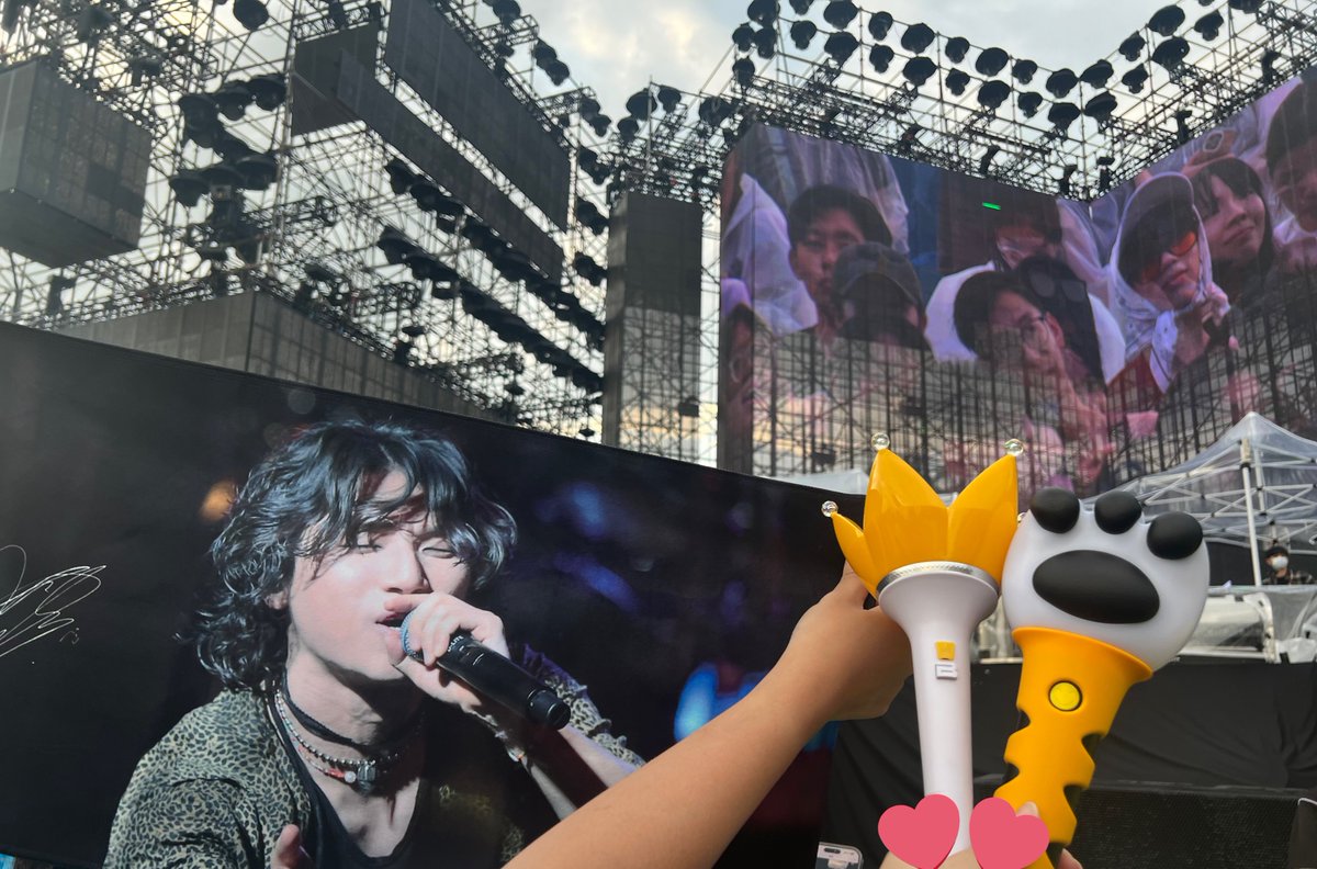 sunglasssbb's tweet image. We are waiting~ 💛💛

SUNDAE AT SENTOSA #DAESUNGxYUEWENFESTIVAL #TAEYANGxYUEWENFESTIVAL #DAESUNG #TAEYANG