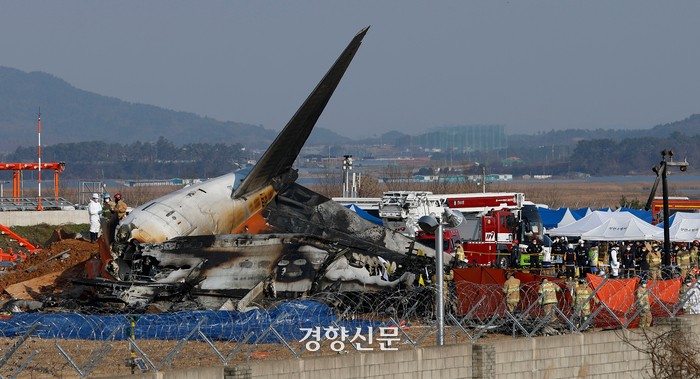 무안공항 제주항공 여객기 사고 순간 찍은 목격자에게 당시 상황 물어보니 

무안공항 
승객175명  승무원6명
181명 여객기 추락사고
2명구조
179명사망
슬픈 뉴스를 전합니다
삼가  고인들의
명복을 빕니다 youtube.com/watch?v=cIkrV6…