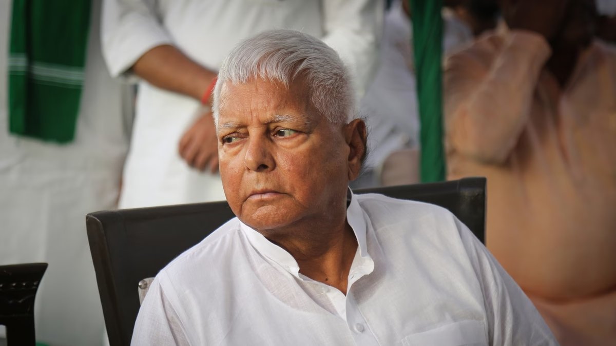 "वो महावीर मंदिर में घंटी बजाता है। ऐसे अफसर को या तो कान पकड़ कर निकाल देना चाहिए, या जेल भेज देना चाहिए।"

************************

बात तब की है जब लालू यादव का नाम राजनीति की क्षितिज पर चमक रहा था। लालू ने 1996 लोकसभा चुनाव के बाद अपनी पार्टी के अपराधी तस्लीमुद्दीन को