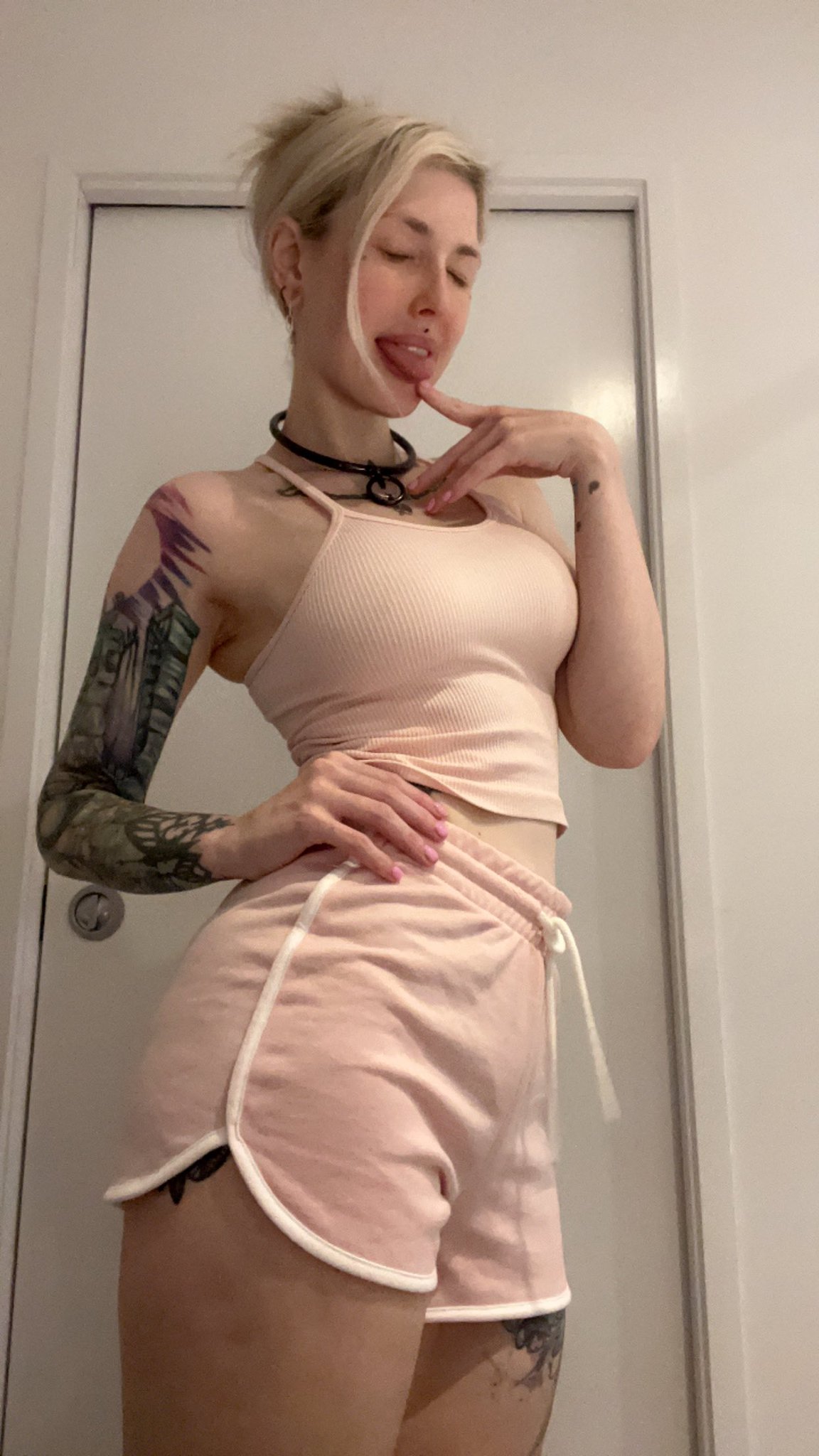 2 pic. Lil two piece is sah cute, can’t wait for my boy toy to take it off with his teeth https://t.co/0r3MKIsGOZ