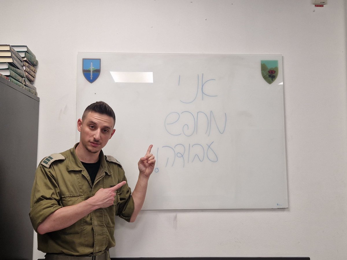 הגיע הזמן שלי לחפש את האתגר הבא בניהול מוצר! 

בשנה האחרונה הובלתי את פיתוח משחק ה-Web "איקס עיגול אבי סטרול", שהגיע למאות אלפי אנשים שמשחקים בו מדי יום.  
ניהלתי תהליכי פיתוח, אפיינתי עשרות פיצ'רים ושיפרתי את חוויית המשתמש מתוך הבנת הצרכים והחשיבות שבממשק קל וכיפי.  

בכובע