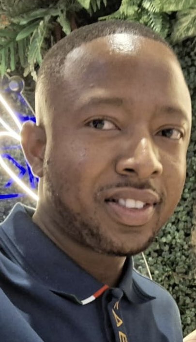 Abramjee's tweet photo. #MISSING

SIBUSISO CHIPETA,  27-Year-old: Left OR Tambo Airport on 28 December 2024 driving 1998 White Hyundai Accent LCT631GP.  Did not get home. 

Suspected kidnapping.

Last seen wearing a  grey golf shirt , black pants & black formal shoes. 

If you have any information please contact 081 726 5649 or the police.

#CrimeWatch