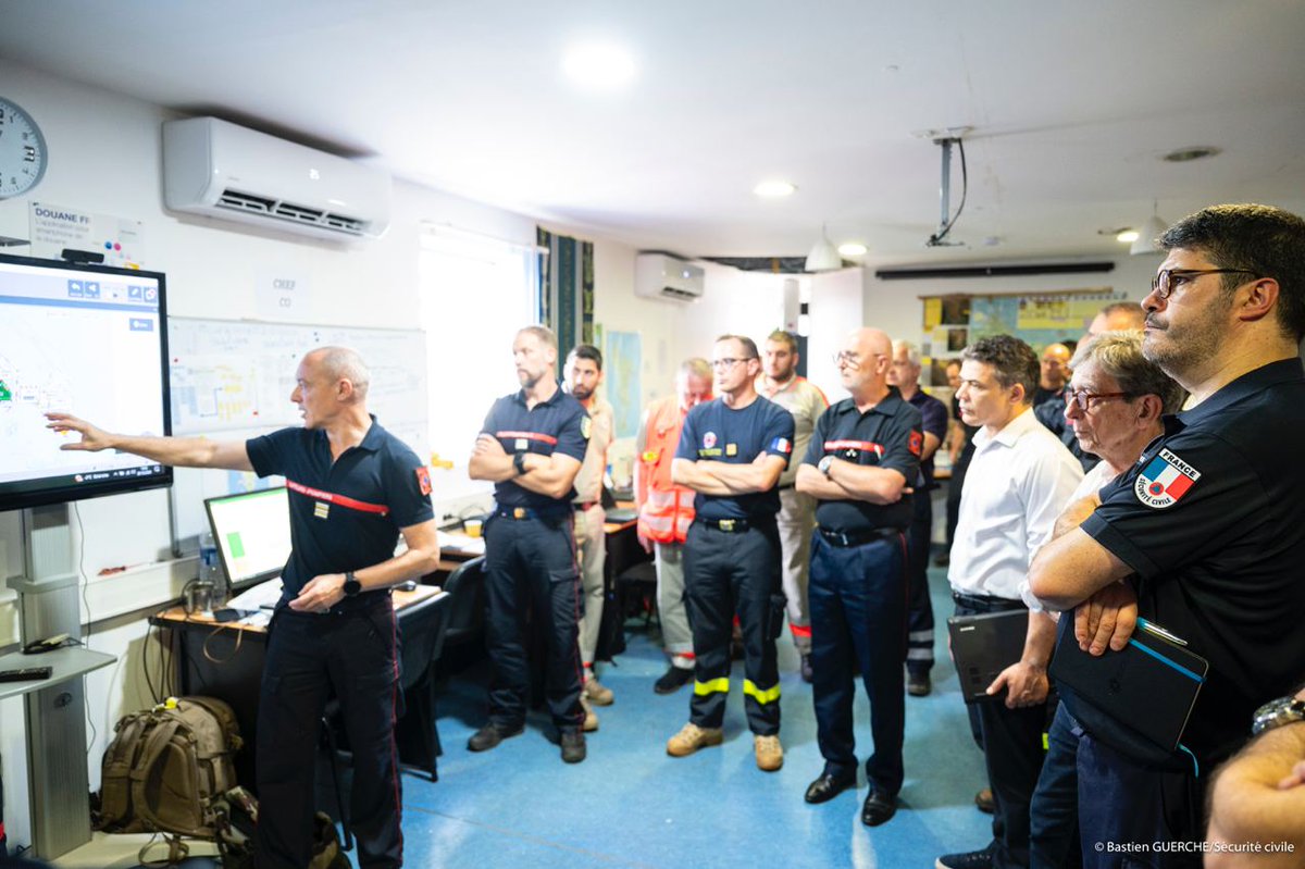 DG_SecCivile's tweet photo. 🌀 À #Mayotte, le dispositif de Sécurité civile est d’une ampleur sans précédent pour venir en aide à la population mahoraise après le #CycloneChido. 

👩‍🚒 Sapeurs-pompiers, sapeurs-sauveteurs, personnels des moyens aériens, des établissements de soutien opérationnel et logistique, bénévoles des associations agréées de Sécurité civile et personnels administratifs… À 8 000 kilomètres de l’hexagone, plus de 900 acteurs de la Sécurité civile ont répondu présent à l’appel de la solidarité nationale.

🤝 En cette fin de semaine, je me suis rendu à leurs côtés pour échanger avec ceux qui sont en première ligne et faire un point sur le déploiement des moyens de la Sécurité civile. Pour gérer les flux humains et de marchandises destinées à la gestion de crise, mais également pour coordonner les différentes missions, nous avons pris la décision de déployer une structure de commandement adaptée à un dispositif de grande ampleur pour appuyer le @Prefet976 et son centre opérationnel départemental. 

🏥 Alors que notre hôpital de campagne, l’ESCRIM fonctionne à sa capacité maximale avec près de 200 patients pris en charge chaque jour, des missions « aller vers » ont été mises en place très rapidement avec les sapeurs-pompiers mahorais et les nombreux renforts. Ces missions ont pour objectif de se rendre au contact des populations, notamment dans les endroits les plus difficiles d’accès, pour prodiguer des soins et réorienter les patients les plus urgents vers l’hôpital. Plus de 4000 personnes ont ainsi pu être examinées et 1 237 personnes blessées ont pu être prises en charge. 

🚰 213 000 litres, c’est la quantité d’eau potable produite par le détachement de traitement de l’eau des unités militaires de la Sécurité civile déployé sur l’île. Ce module est un atout précieux pour les populations sinistrées jusqu’au retour à la normale. À Ouangani, nous avons pu échanger avec les élus locaux sur l’intérêt de cette ressource en eau, utilisée aussi bien pour les populations, que pour les secours mobilisés en renfort. 

📡 Face aux conséquences dévastatrices du cyclone, les infrastructures de télécommunications ont été particulièrement touchées. J’ai pu mesurer le caractère indispensable du travail des équipes du module FENICS qui ont installé des réseaux de communication dans les communes. Ce module est vital pour la gestion de la crise. 

L'engagement des acteurs de la Sécurité civile face à la catastrophe est exceptionnel. Partout sur l’archipel, ils œuvrent en coopération avec les autres services de l’État, au profit de la population mahoraise, pour réaliser leur mission, avec humilité et détermination : porter secours, par tous les moyens. Il était important de venir à leurs côtés leur témoigner la gratitude et les encouragements du ministre de l’Intérieur @BrunoRetailleau.