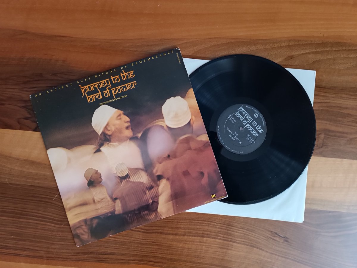 3 hafta süren bir kargo yolculuğundan sonra (gönderim yeri: ABD) nihâyet bu güzelliğe kavuştum. 😊
Muzaffer Ozak Efendi Hazretlerinin riyasetinde, 1980 yılında Amerika yapılan Halvetî-Cerrahi zikrullah kaydı..