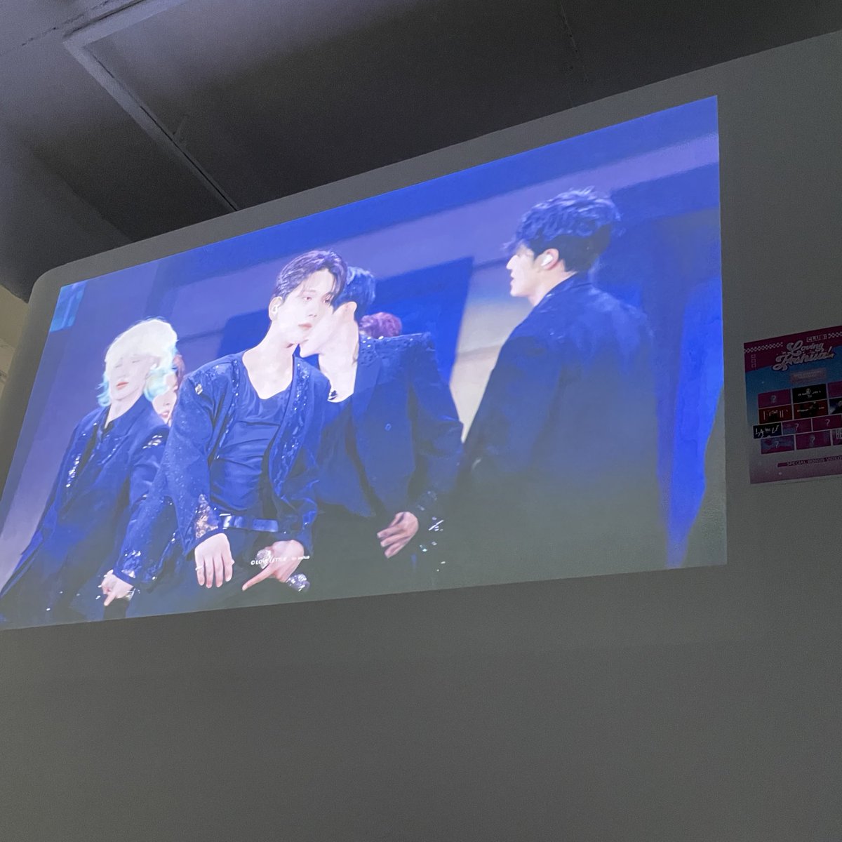 #슈팅스타_슈

어제 다녀왔어요!!
디피도 넘 예뻤구 컨텐츠도 많아서 좋았어요😍 긱이 인생 최고의 생카…
영상회 보구 입슈 372919번정도 했으니 내일 가실 분들은 영상회 꼬옥 봐주면 되 💗