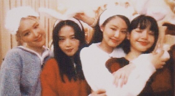 yk2aii's tweet photo. we need 2025 season greetings 🤍 https://t.co/LfLcj50v98