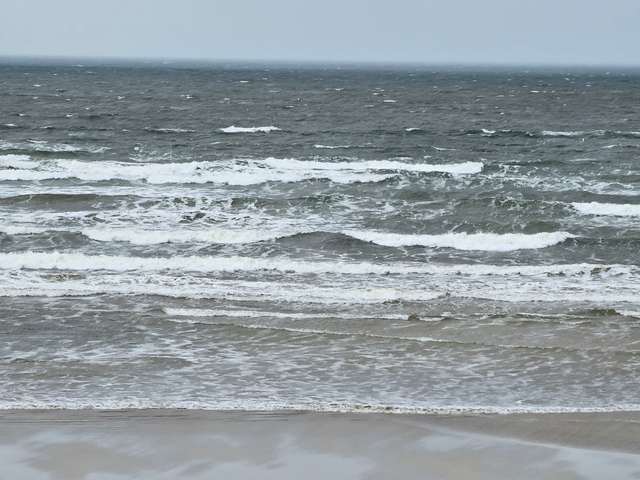 lahinchsurfshop's tweet image. 2 to 3 ft mushy messy waves with a fresh onshore wind, 17knt WSW. Air 10C, sea 10.7C, high tide 16:16, low tide 09:58 and 22:12 #SurfReportLahinch #ShopOpen