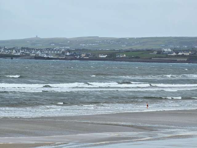 lahinchsurfshop's tweet image. 2 to 3 ft mushy messy waves with a fresh onshore wind, 17knt WSW. Air 10C, sea 10.7C, high tide 16:16, low tide 09:58 and 22:12 #SurfReportLahinch #ShopOpen