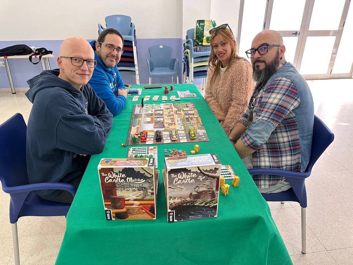Jugando al #whitecastle publicado por <a href="/DevirIberia/">Devir Iberia</a> , en donde seremos parte de un clan que debe ganar más influencia que los demás
#juegosdemesa #juegodemesa #BoardGames #games #devir #devirgames #deviriberia
