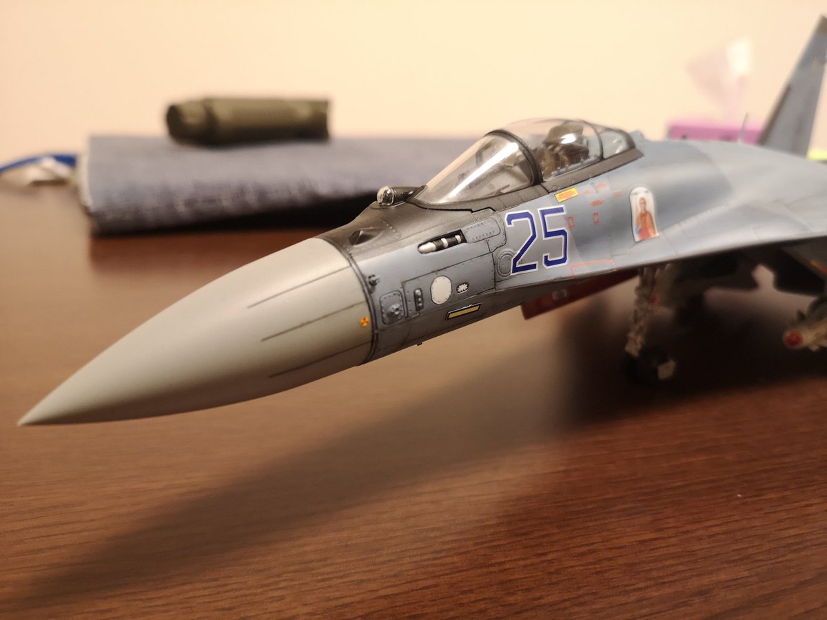 bomarzo6's tweet photo. 何とか年末に間に合いました
グレートウォールホビーのsu-35sです
色々やらかしてイメージした通りに仕上がらないけど完全まてまこぎ着けて満足です
ギャラクシーモデルのマスキングデカールはほんと素晴らしい！
#飛行機プラモ向上委員会 
#グレートウォールホビー 
＃su-35s https://t.co/tk2eVzUOdz