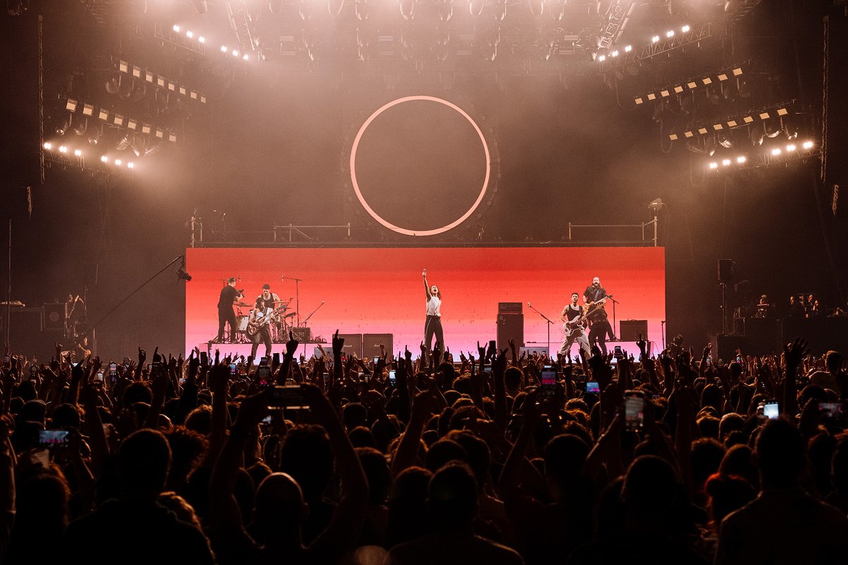 Ayer finalizó la gira “Cowboys de la A3” de <a href="/arde_bogota/">ARDE BOGOTÁ</a> con dos noches increíbles en el Sant Jordi Club.

El 27 y 28 de diciembre marcaron el fin de una etapa clave en la banda, consolidándola como una de las más influyentes del rock en español. 

¡Un final de gira espectacular!