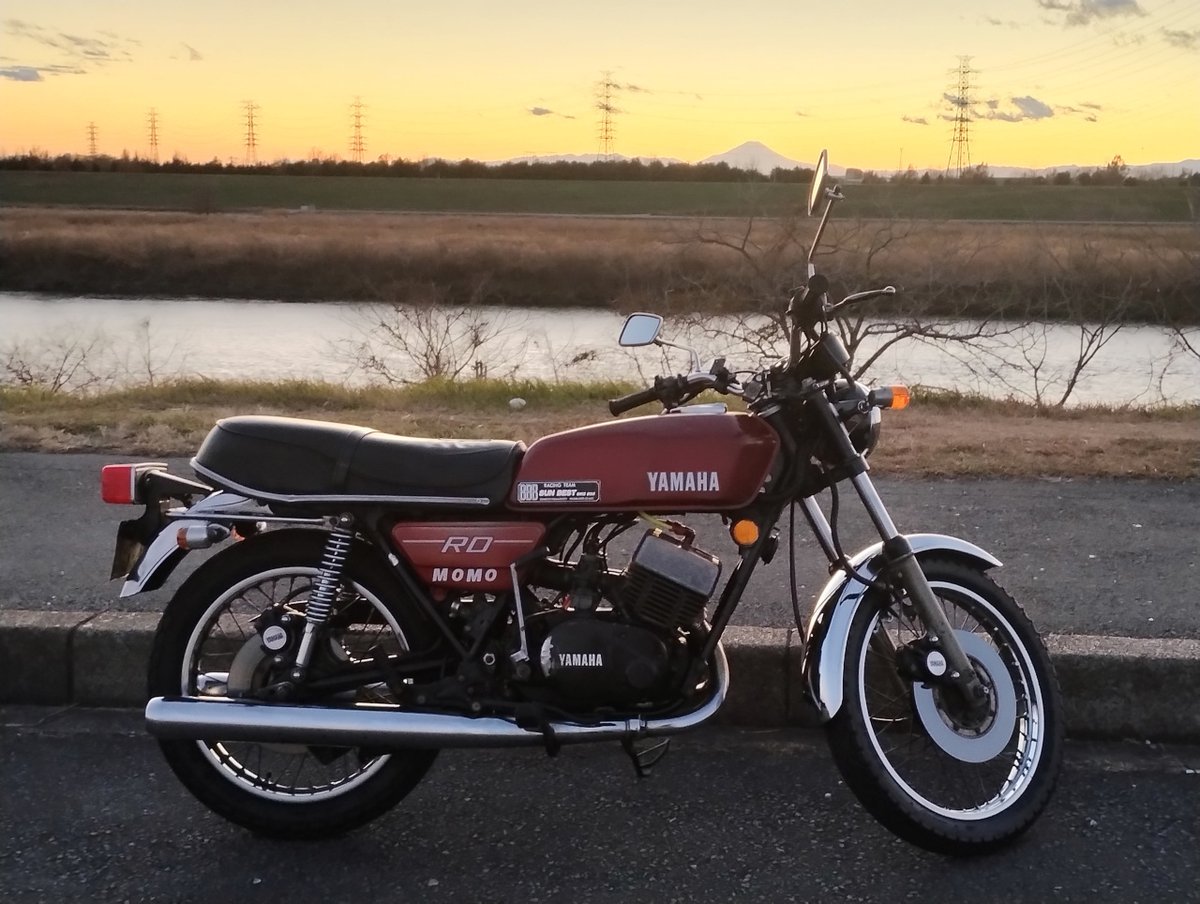 rd250_3's tweet photo. 今年最後の休日、朝のジョギングの後、年末のRD走り納めに行こうとしたら家族からショッピングセンターへ連れて行ってとのリクエスト。来年からRD再生にお金を使おうと思っているので減点は避けるため出掛けることにしました。夕方、少しだけRDに乗りました。調子は上々です。 https://t.co/R9yszeFohm
