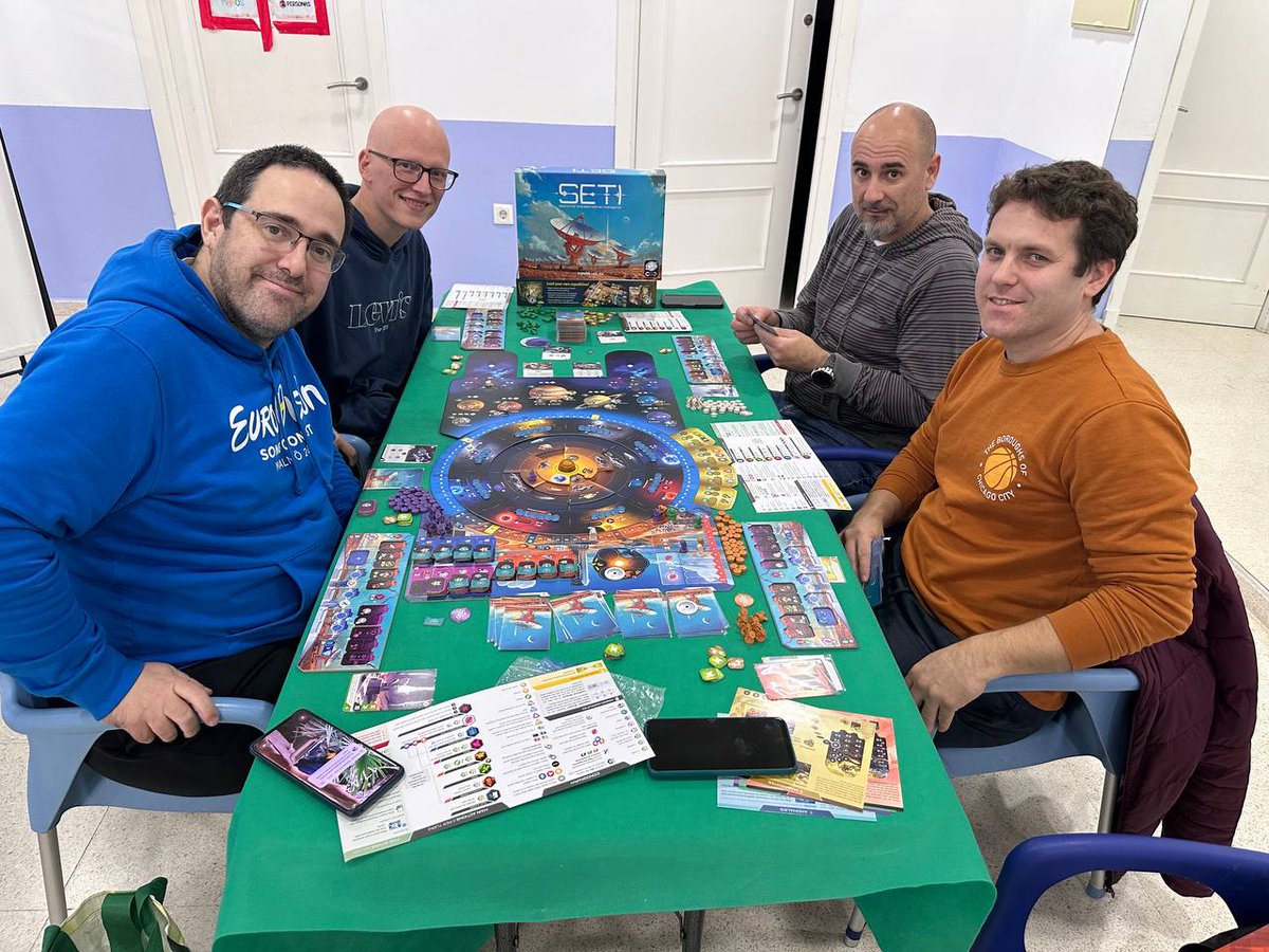 Jugando al #SETI publicado por <a href="/DevirIberia/">Devir Iberia</a> , en donde lideradas una institución científica que busca vida fuera de la Tierra.
#juegosdemesa #juegodemesa #BoardGames #games #devirgames #devir #deviriberia #czechgamesedition