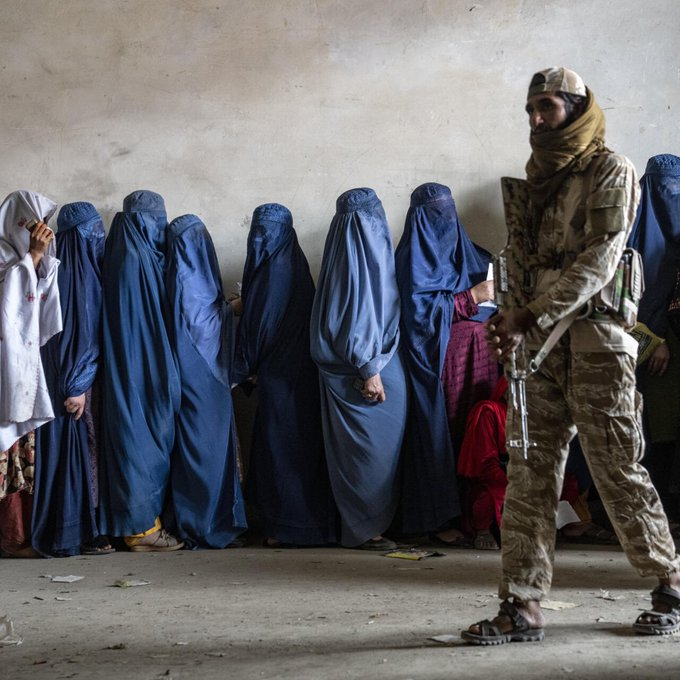 SusyAlvarez90's tweet photo. Estas mujeres nos enseñan que ningún decreto puede apagar la voz de quienes se levantan con dignidad. 

Es un llamado para el mundo: no hay cambio sin valentía, y no hay justicia sin solidaridad✊

Afganistan - Taliban https://t.co/IE6Fs50FyK