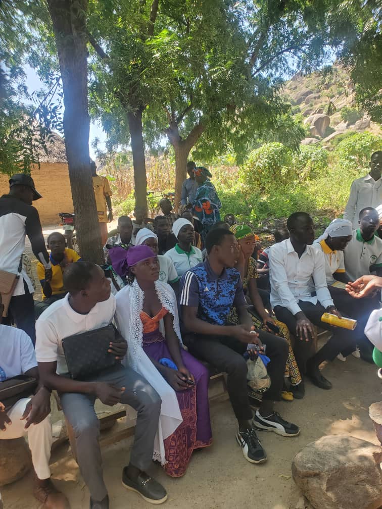 HumanityPurpose's tweet photo. #DéveloppementCommunautaire
Réflexion des jeunes #Muyang du village #Tindrémé (#Cameroun), village situé sur l'axe #Mora/#Maroua pour la création d'un mini-foyer culturel.
Ils ont même fait une petite clôture en matériaux locaux au niveau du #CSI.

https://t.co/qeV8kLLP21 https://t.co/v6FufU2Rxz