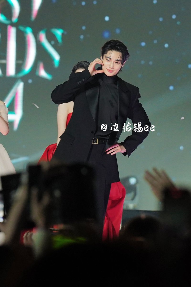 보정 필요없는 벼누서기 실존 
(누리끼리 색상 보정 만)

뒤에서 부터 사진 정리 중...
아니 싸우는 중 
눈 아프다 
너무 이뻐석!!! 🤣  
#변우석 #ByeonWooSeok #ByeonWooSeok_AAA2024