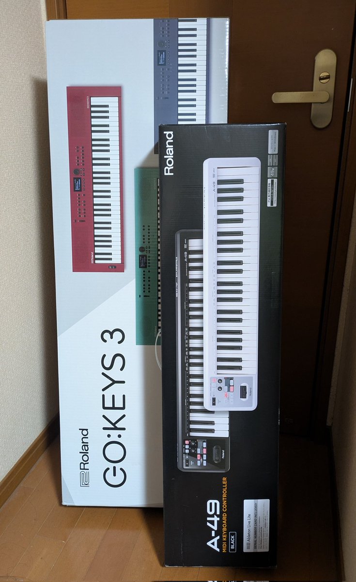 otakira's tweet photo. #roland #gokeys3 を名古屋から持ち帰った翌日、そのGO KEYS3の購入を当面見送る代わりに申し込んだふるさと納税の返礼品のMIDIキーボードの #A49 が届く
大掃除中の部屋がキーボードだらけに😅 https://t.co/Di7iSUCHDg