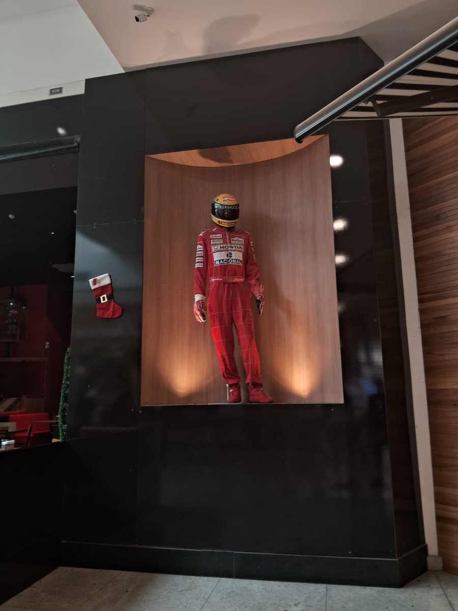 Bom Dia, bom domingo a todos e todas!!
Nossos domingos, na época desse cara, eram cheios de emoções e alegrias.
Não tenho ídolos, pois meu único ídolo é Jesus, nosso Deus!!
Mas tenho admiração pelo piloto que era!
Senna era o Brasil na sua verdadeira essência!!
#Senna