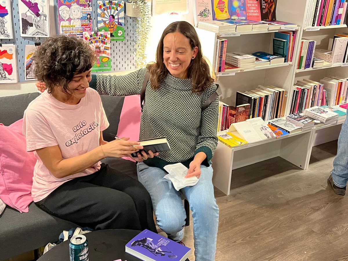 #LecturasdeMadinaED La nada fértil, de Sarah Babiker.
Interesante análisis crítico de los efectos del neoliberalismo en las ciudades actuales. La precariedad y la desigualdad vistas desde las diferentes edades: infancia, adolescencia, juventud, edad adulta y vejez.