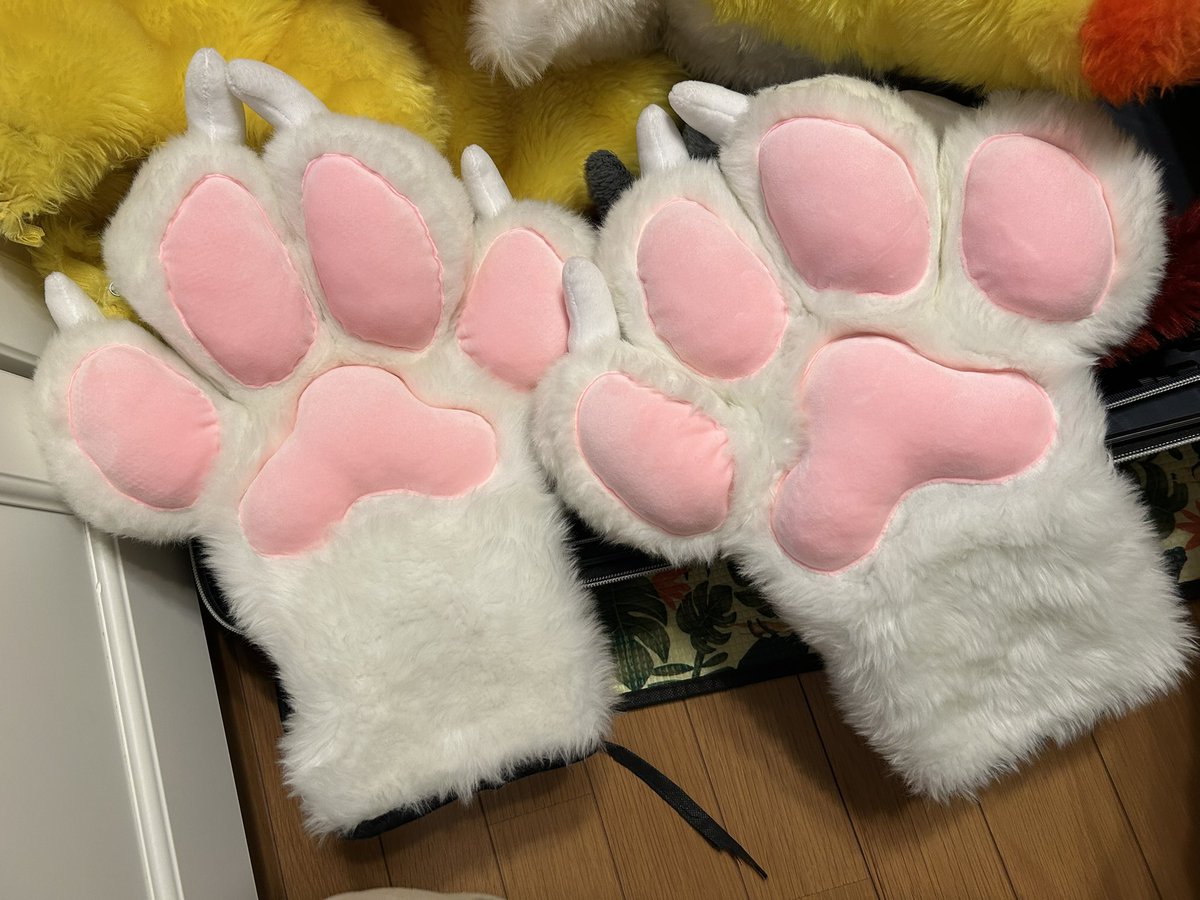 今年のけもケで買わせていただいたケモ手、もう本当にすごいもちもちで「肉球感」たっぷりでめちゃめちゃ幸せなんですけどなぜか他のニンゲンさんにも好評でよくこの手をもちもちされます。
自分も他人も幸せにさせるこのおててを買わせていただきました化獣本舗さん、本当にありがとうございました。