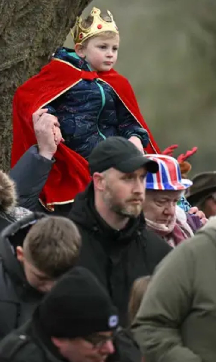MrJohnNicolson's tweet image. Don’t know who I feel more sorry for - the strained looking royal children dressed as mannequins &amp;amp; forced to do this walk to &amp;amp; from church. Or the children brought by their very odd parents to gawp at them. All very unhealthy.