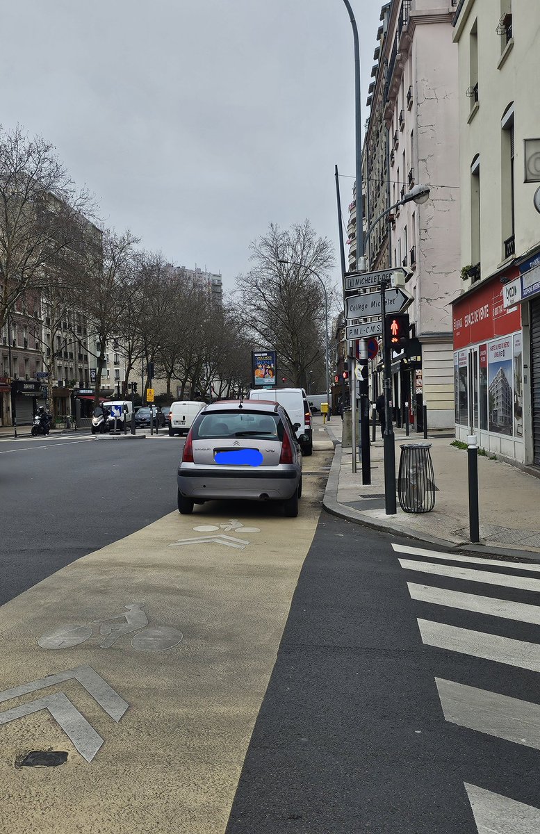 arnaud_bessiere's tweet photo. @karim_bouamrane @villesaintouen 
C'est comme ça tous les jours, peu importe l'heure, sur toute l'avenue Michelet. On fait quoi ? 
#saintouen #velo #stationnement #danger https://t.co/5us2AGJXcM