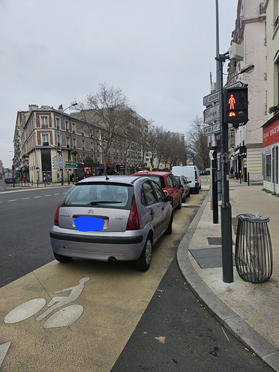 arnaud_bessiere's tweet photo. @karim_bouamrane @villesaintouen 
C'est comme ça tous les jours, peu importe l'heure, sur toute l'avenue Michelet. On fait quoi ? 
#saintouen #velo #stationnement #danger https://t.co/5us2AGJXcM