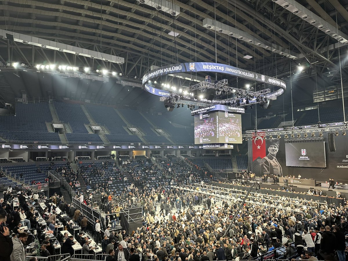 firatgunayer's tweet photo. İçerideyiz..

4 senelik başarısızlık, son 1 yıl tarihinde görülmemiş bir kaos, soğuk hava, yılbaşı önü, trafik vs vs..

Yine de binlerce genç-yaşlı Beşiktaşlı, kulübüne sahip çıkmak için gelmiş.

Beşiktaş iyidir ya:)
Bazen üzer, sinirlendirir falan ama Beşiktaş'tan vazgeçilmez. https://t.co/AVHUjxXRMy
