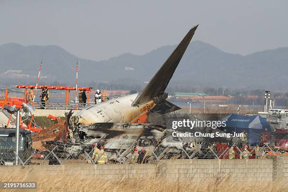 GettyImagesNews's tweet image. Rescuers work at the wreckage of passenger plane #Jeju Air Flight 7C2216 at Muan International Airport in Muan-gun, #SouthKorea. The #plane carrying 181 people crashed after skidding off the runway and colliding with a wall, resulting in an explosion. 📷: Chung Sung-Jun