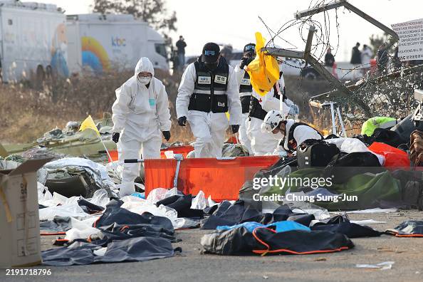 GettyImagesNews's tweet image. Rescuers work at the wreckage of passenger plane #Jeju Air Flight 7C2216 at Muan International Airport in Muan-gun, #SouthKorea. The #plane carrying 181 people crashed after skidding off the runway and colliding with a wall, resulting in an explosion. 📷: Chung Sung-Jun