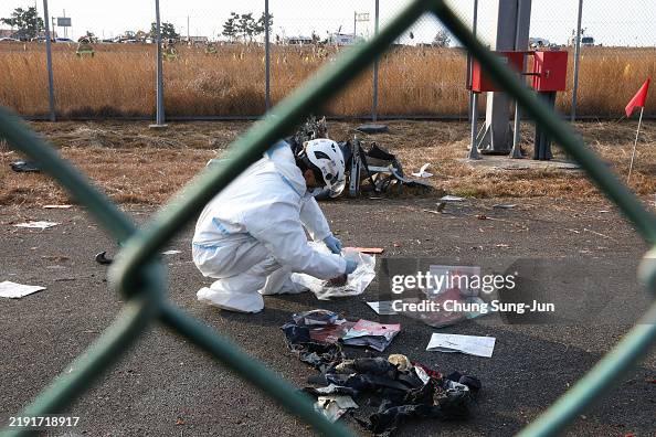 GettyImagesNews's tweet image. Rescuers work at the wreckage of passenger plane #Jeju Air Flight 7C2216 at Muan International Airport in Muan-gun, #SouthKorea. The #plane carrying 181 people crashed after skidding off the runway and colliding with a wall, resulting in an explosion. 📷: Chung Sung-Jun