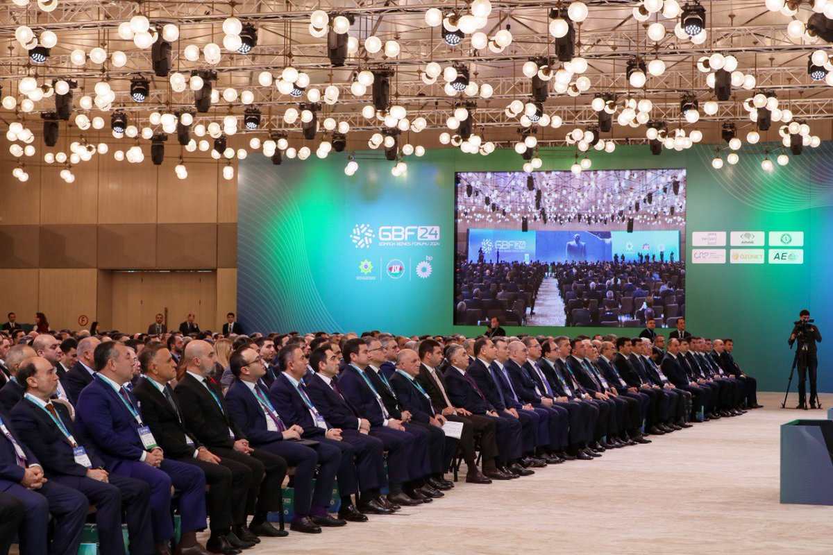 sosial_gov_az's tweet photo. Dövlət Gömrük Komitəsinin, Azərbaycan Sahibkarlar Konfederasiyasının təşkilatçılığı və "bp" şirkətinin dəstəyi ilə “Gömrük-Biznes Forumu 2024” keçirilib.

ℹ️ Nazir Sahil Babayev Azərbaycanda gömrük sahəsində həyata keçirilən genişmiqyaslı islahatların ölkə iqtisadiyyatının inkişafına mühüm töhfə verdiyini qeyd edərək bu nailiyyətlərin vətəndaşların rifahına birbaşa müsbət təsir etdiyini vurğulayıb, son 6 ildə əmək haqqı fondunun 3,2 dəfədən çox artmasının biznesin inkişafının əsas göstəricilərindən olduğunu bildirib. 

Məşğulluğun təmin edilmədən həyat səviyyəsinin yaxşılaşdırılmasının mümkünsüzlüyünü vurğulayan S. Babayev Qarabağda əmək qabiliyyətli vətəndaşların artıq 85 faizinin işlə təmin edildiyini diqqətə çatdırıb.

➡️ https://t.co/IvT3wwDNvV