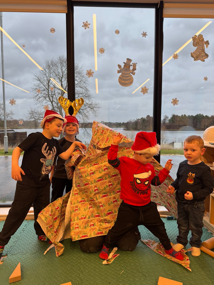 lullabynursery's tweet image. Christmas Kindness Calendar Day 17 🎅

🎄 The children at Hogganfield took the opportunity to wrap Scott in wrapping paper today! How do you think they done? 👇

#SpreadingKindness @TIGERS_UK