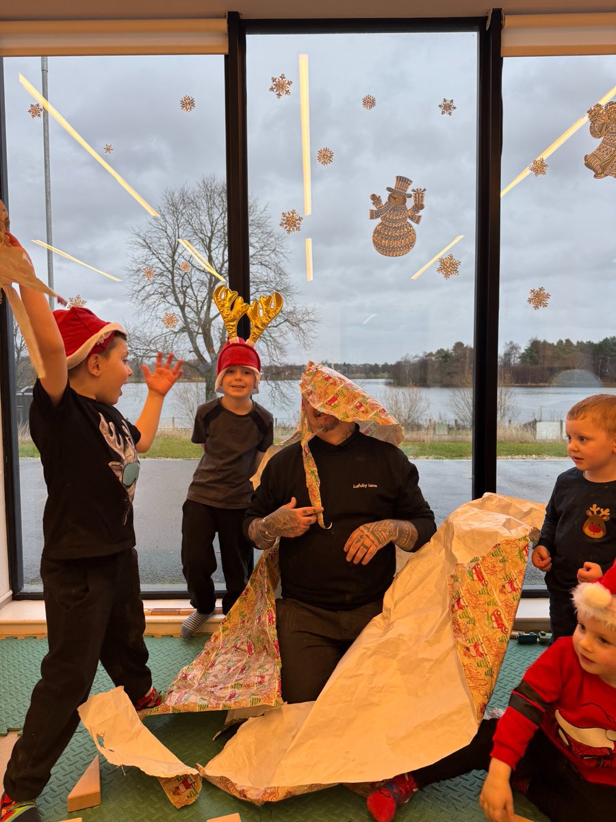 lullabynursery's tweet image. Christmas Kindness Calendar Day 17 🎅

🎄 The children at Hogganfield took the opportunity to wrap Scott in wrapping paper today! How do you think they done? 👇

#SpreadingKindness @TIGERS_UK