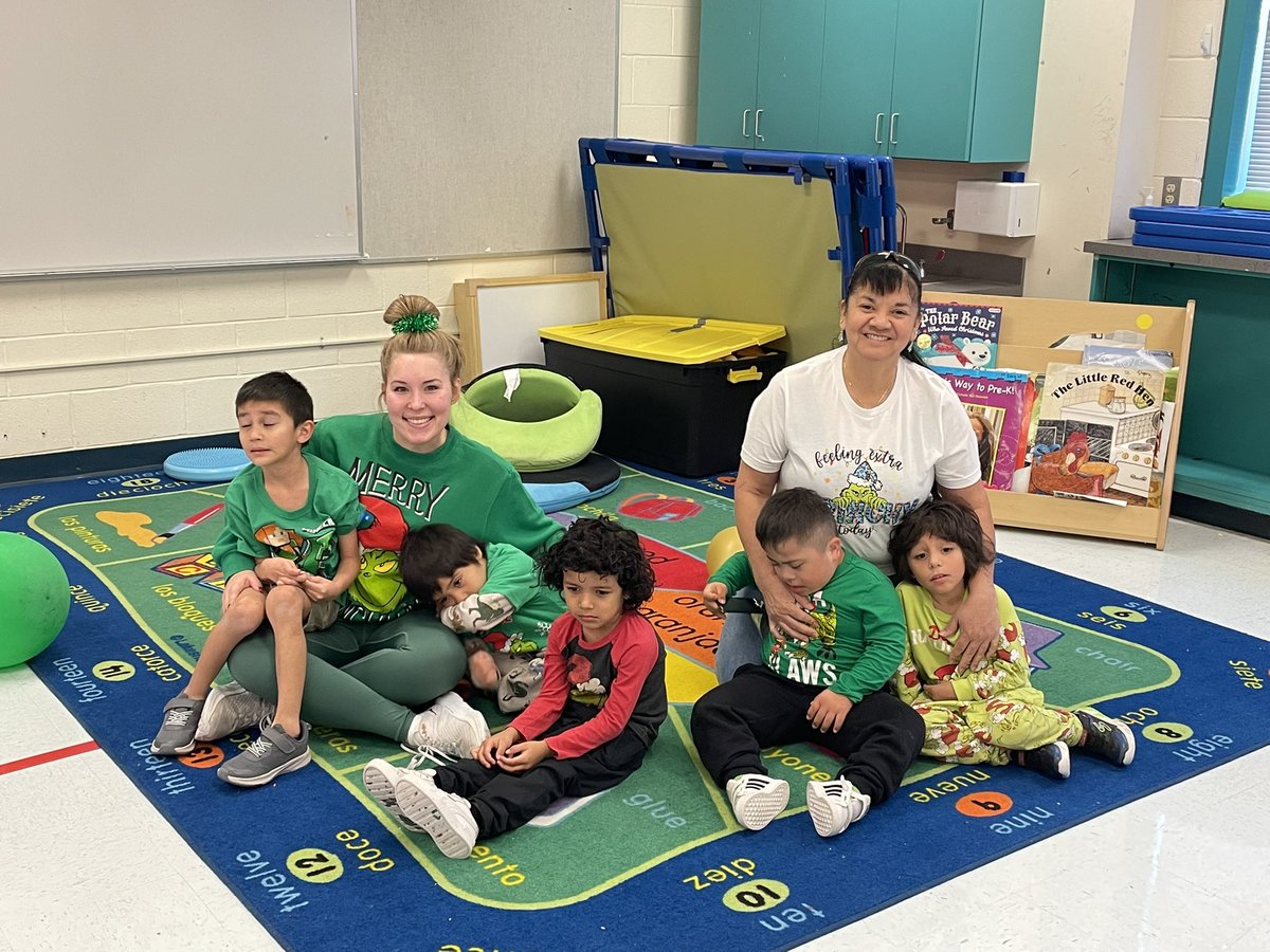 We’re feeling Grinchy in Mrs. Chapas class!  <a href="/CC_Renteria/">Christine Cano Renteria</a> @CharlieGarciaFW
