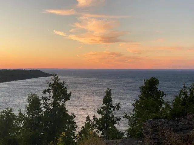 The East Bluff in Gore Bay on Manitoulin Island. Put us on your bucket list!buff.ly/3BytqBi   #travel #manitoulinmagic #BUCKETLIST