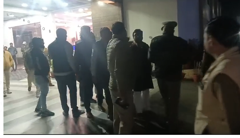 bstvlive's tweet photo. सीतापुर

➡लखनऊ जा रहे कांग्रेस नेताओं को पुलिस ने रोका

➡विधानसभा घेराव के लिए लखनऊ जा रहे थे कांग्रेसी

➡कांग्रेस नेताओं को पुलिस ने लखनऊ सीमा पर रोका

➡सीतापुर लखनऊ मार्ग पर सिधौली क्षेत्र का मामला

#Sitapur @sitapurpolice #Congress https://t.co/L3YCCsbcq3