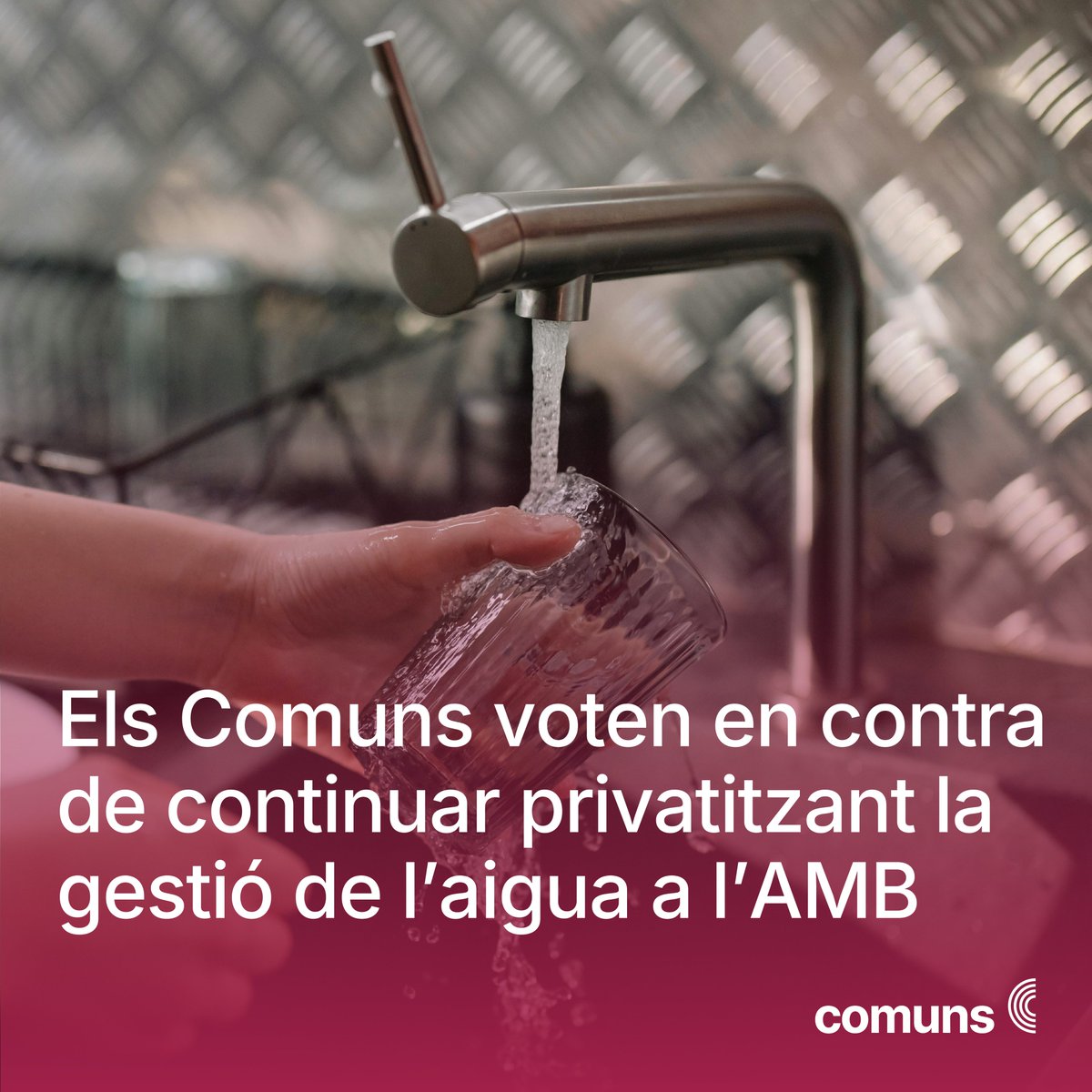 La gestió pública de l'aigua ofereix preus més accessibles per a la ciutadania i és més eficient, transparent, eficaç i equitativa.

Continuarem reclamant una empresa pública metropolitana de l’aigua. Perquè l'aigua és un dret i un bé bàsic, no una mercaderia per fer-hi negoci.