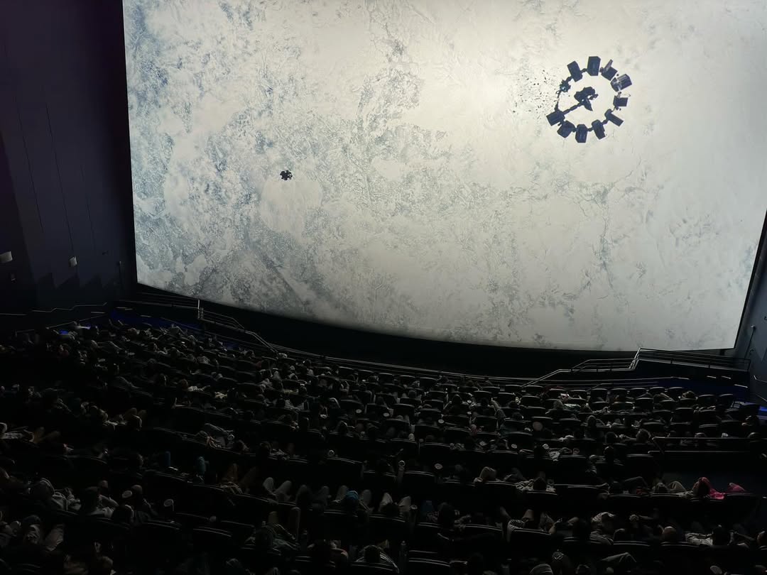 NolanAnalyst's tweet photo. INTERSTELLAR on a giant 70MM IMAX screen. https://t.co/D9tOddrOpi
