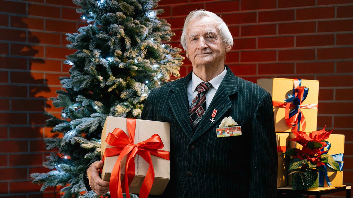 „Serdecznie dziękuję za takiego Mikołaja!” – napisał Pan Mieczysław. 🎄 Dzięki wsparciu darczyńców, świąteczne paczki od Muzeum Pamięci Sybiru dotarły do Sybiraków, przynosząc radość i wzruszenie.