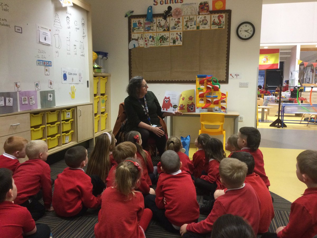 SchoolHillside1's tweet image. P1MF had a visit from Scottish Bookbug this afternoon. We particularly enjoyed ‘The Eyebrows of Doom’ book. #bookbug #p1mfhillside